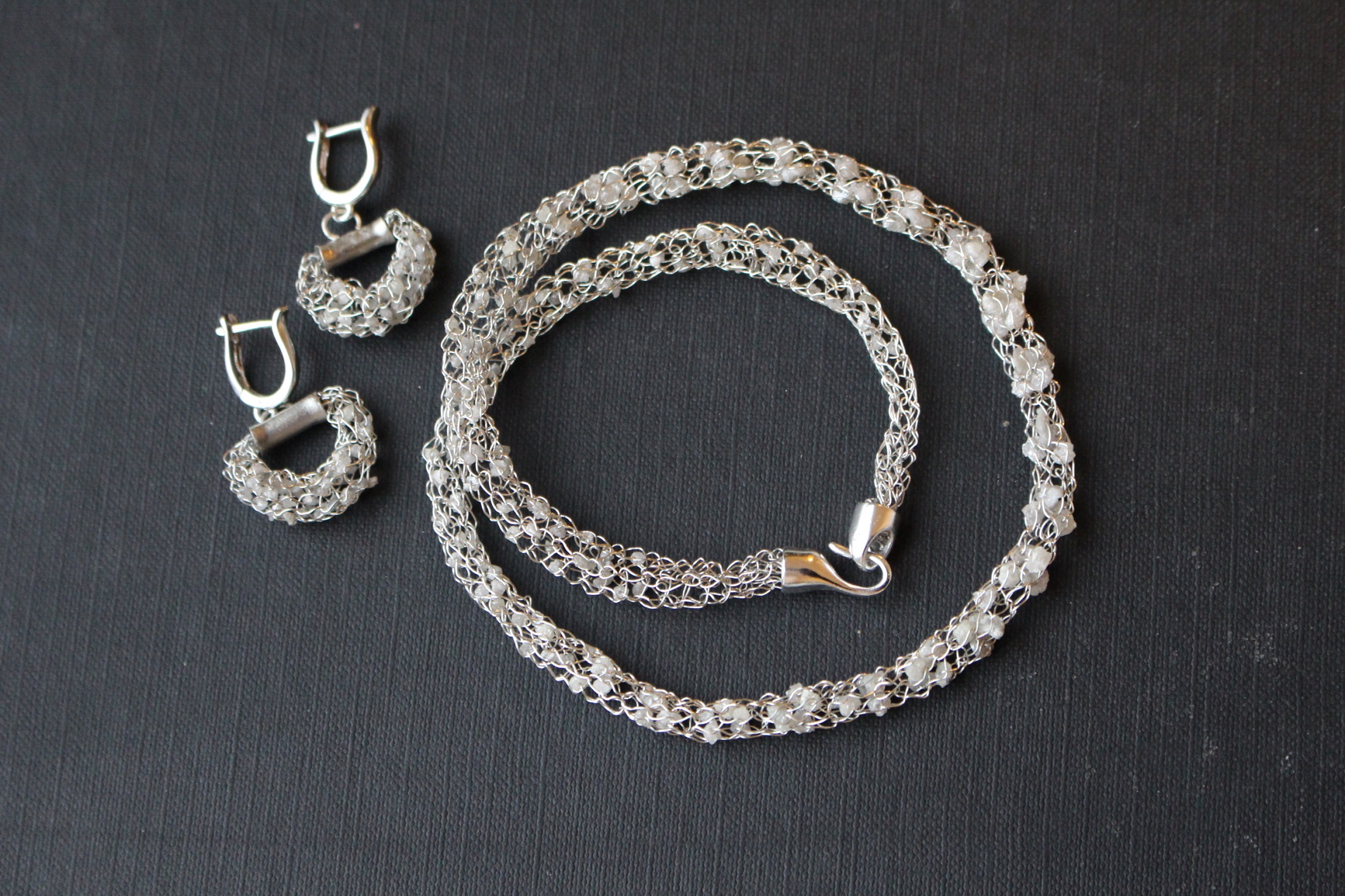 Bílé surové diamanty v kleci - náušnice a náhrdelník