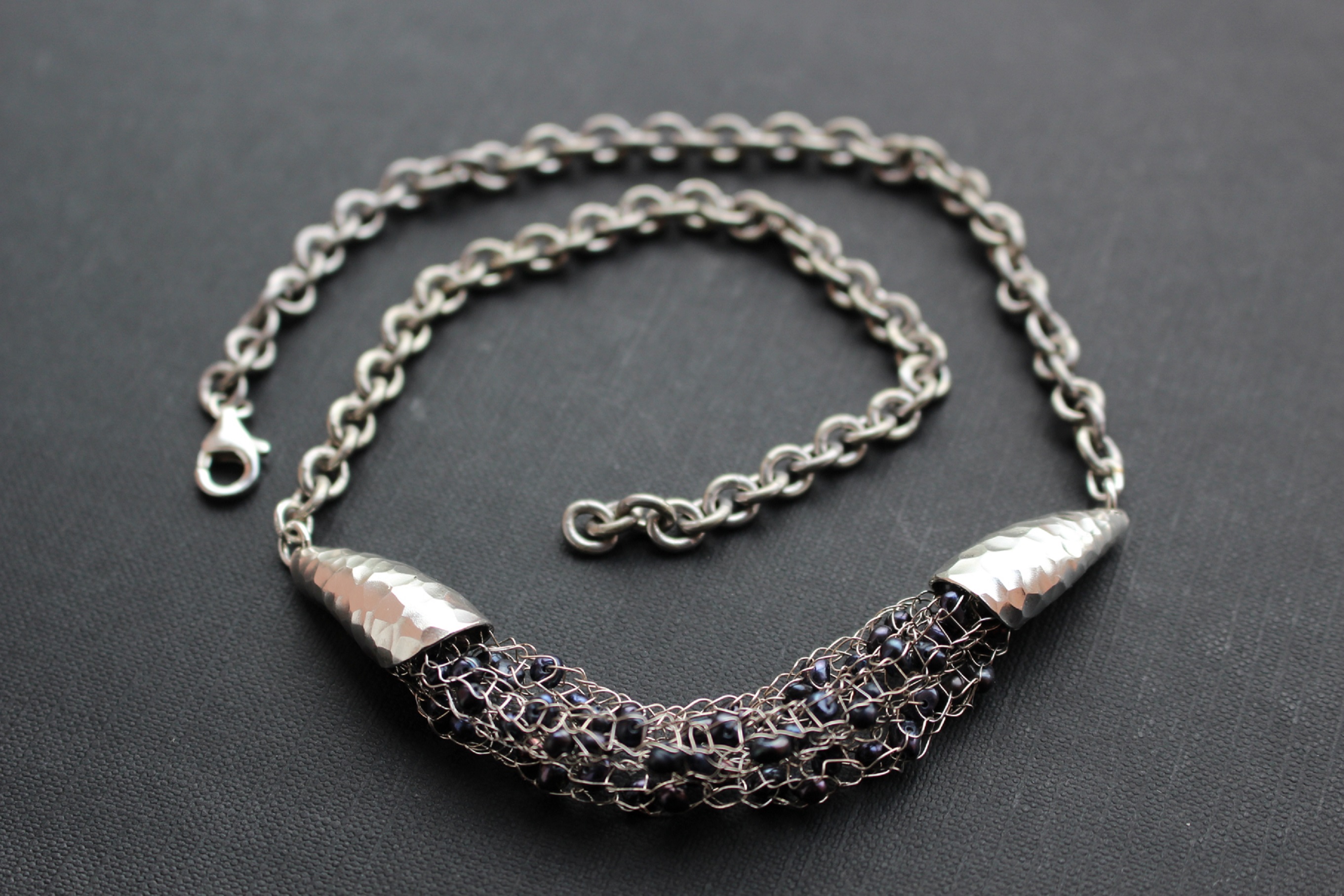 Stříbrný náhrdelník - drobné černé perly v kleci - kratší