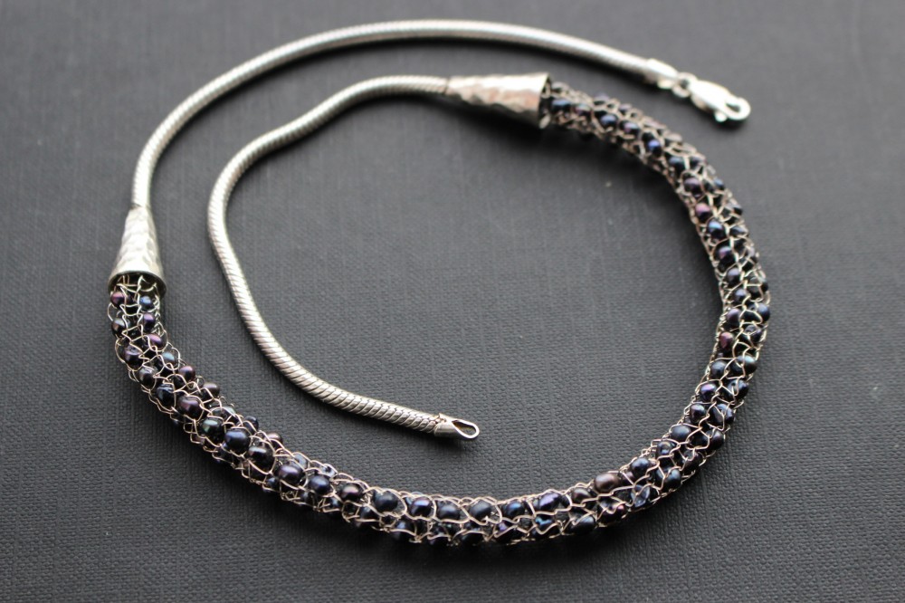 Stříbrný náhrdelník - drobné černé perly v kleci