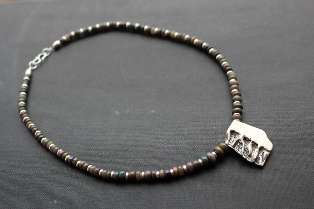 Asymetrický náhrdelník s černým etiopským opálem
