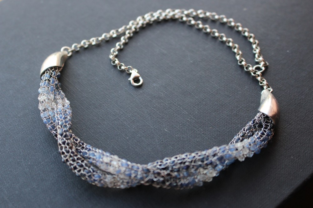 Dvouřadý stříbrný náhrdelník - safíry v kleci