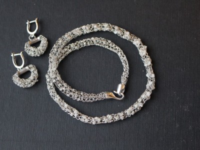 Bílé surové diamanty v kleci - náušnice a náhrdelník