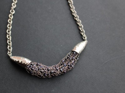 Stříbrný náhrdelník - drobné černé perly v kleci - kratší