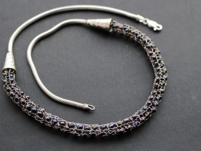 Stříbrný náhrdelník - drobné černé perly v kleci