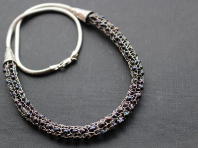 Stříbrný náhrdelník - drobné černé perly v kleci