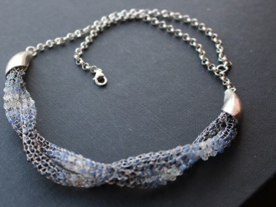 Dvouřadý stříbrný náhrdelník - safíry v kleci