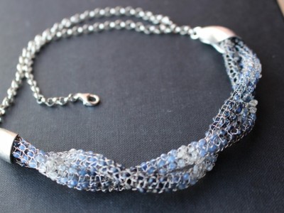 Dvouřadý stříbrný náhrdelník - safíry v kleci