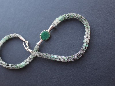 Stříbrný náhrdelník - smaragdy v kleci s velkým smaragdem